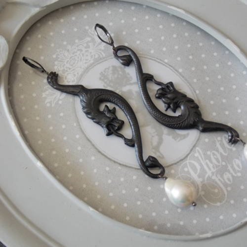 Longues boucles d'oreilles de style médiéval : 2 dragons crachant du feu en laiton patiné noir et perle d'eau doucle baroque 
