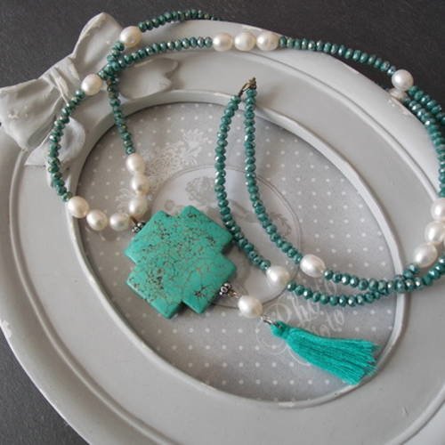 Sautoir bohême turquoise et blanc, perles en cristal de bohême, perles d'eau douce et gros pendentif turquoise reconstituée 