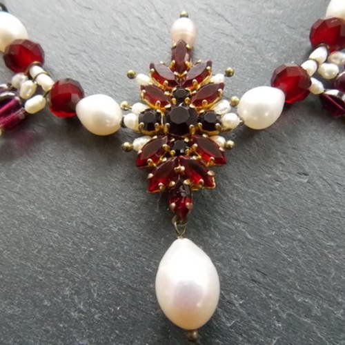 Collier inspiré du romantisme anglais, perles d'eau douce, grenats véritables, cristal et broche vintage 