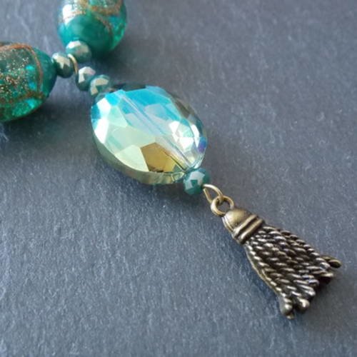 Collier style bohême perles en verre de couleur verte, grosses perles en laiton vintage et cristal 