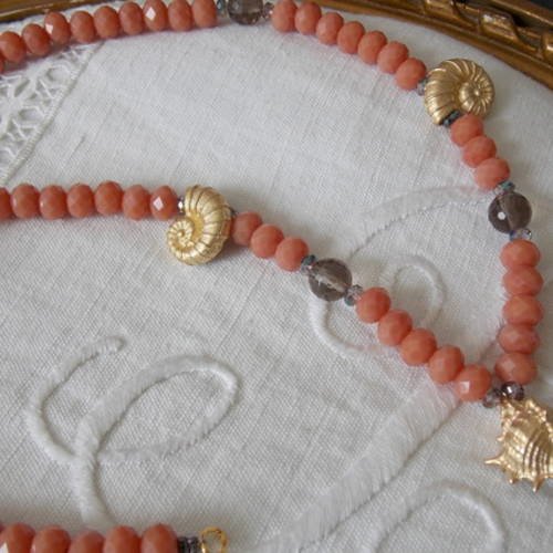 Collier romantique esprit marin, perles en cristal de bohême couleur nude, coquillages dorés mat et quartz enfumé 