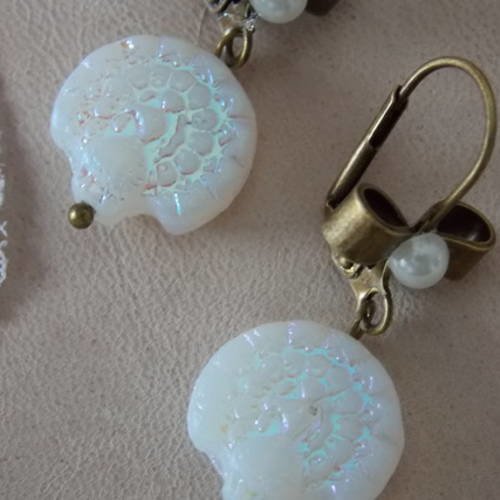 Boucles d'oreilles style bohême perles en verre blanc opaque et irisé paons blancs et dormeuses bronze 
