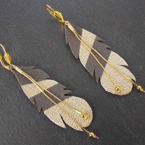 Longues boucles d'oreilles ethniques chic, plumes en cuir bicolores taupe et doré, chainettes dorées pendantes 