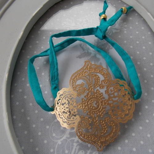 Bracelet baroque à nouer grosse estampe dorée mat en aluminium, lien en soie turquoise et perles en laiton plaqué or mat