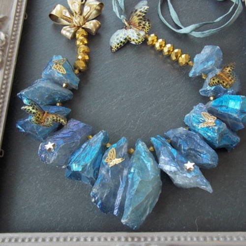 Gros collier ajustable haute couture en éclats de quartz teinté bleu nacré, papillons en résine faits main, gros 