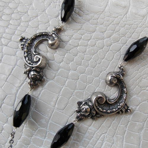 Collier style romantique, gros papillon en serpentine noire, estampes en laiton argenté, chaîne en acier 