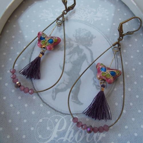 Longues boucles d'oreilles style asiatique, perle cloisonnée papillon rose, et pompon violet 