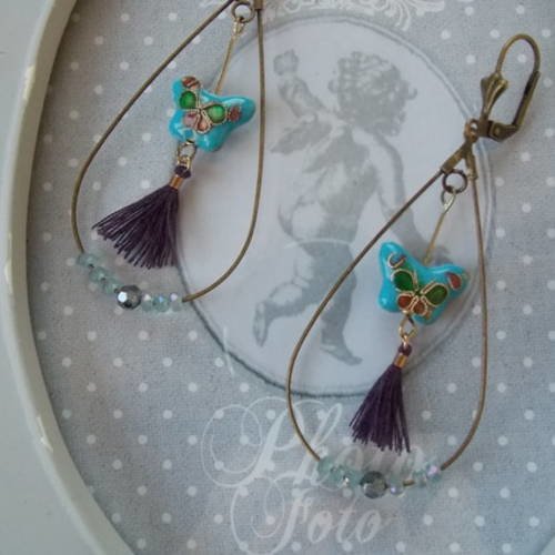 Longues boucles d'oreilles style asiatique, perle cloisonnée papillon bleu, et pompon violet 