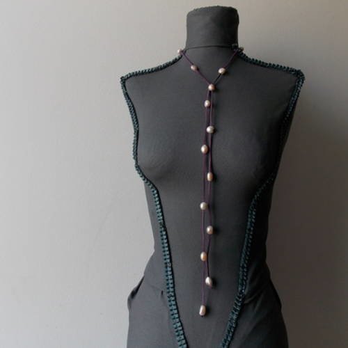 Collier cravate modulable en 2 longueurs, perles d'eau douce blanches et ruban de cuir bordeaux 