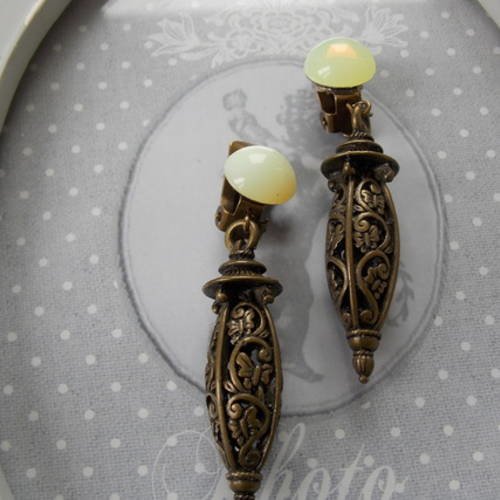 Longues boucles d'oreilles clip de style asiatique, lanterne chinoise couleur bronze et cabochon jaune clair 