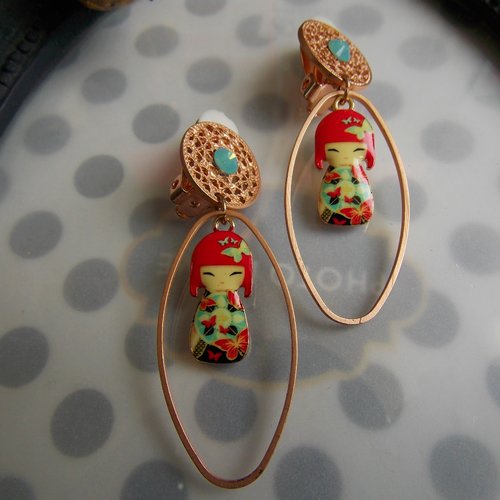 Grandes boucles d'oreilles clip kawaii, monture et estampe ovale en rose gold mat, kokeshi rose en pendant