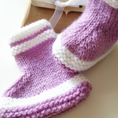 Bottes chaussons bébé en laine violet coffret box kraft cadeau mes premières bottes naissance baby shower