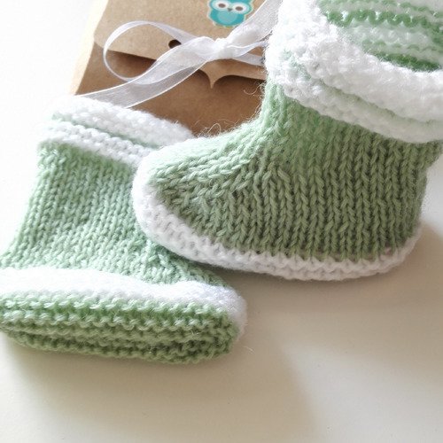 Bottes chaussons bébé en laine vert clair coffret box kraft cadeau mes premières bottes naissance baby shower