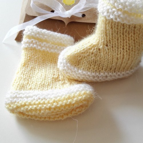 Bottes chaussons bébé en laine jaune coffret box kraft cadeau mes premières bottes naissance baby shower