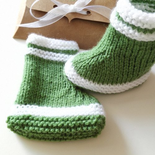 Bottes chaussons bébé en laine vert coffret box kraft cadeau mes premières bottes naissance baby shower