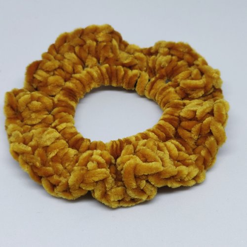Chouchou scrunchies crochet velours jaune moutarde féérique élastique à cheveux  idée cadeau féérique 