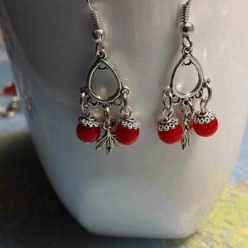 Boucles d'oreilles originale chandeliers style vintage retro perles rouges féériques 