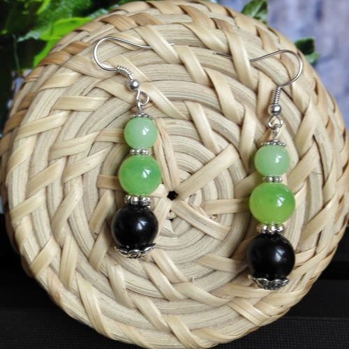 Boucles d'oreilles boheme argenté antique vintage perles vertes et noires. 