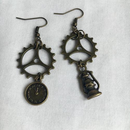 Boucles d'oreilles steampunk " la lanterne magique " horloge engrenages bronze antique vintage féérique 