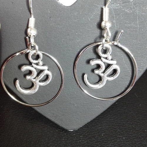 Boucles d'oreilles argentées avec  anneaux symbole ohm zen idée cadeau miss perles