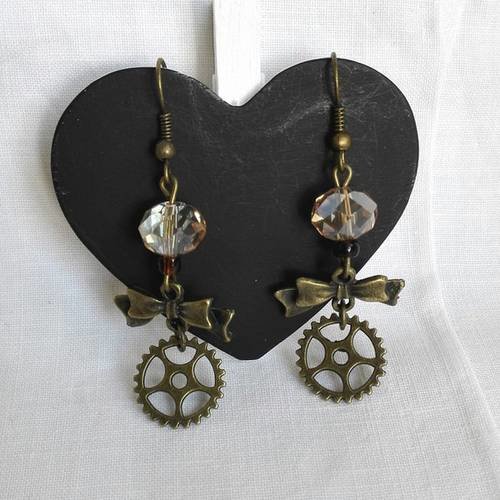 Boucles d'oreilles steampunk engrenages noeuds bronze perles beiges feeriques 
