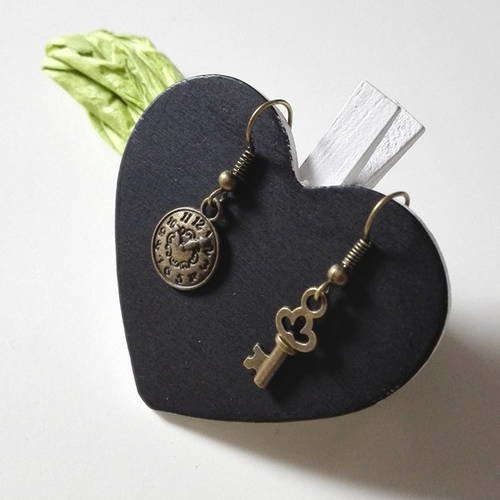 Boucles d'oreilles belle clé et horloge bronze antique féérique
