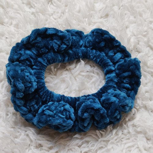 Chouchou scrunchies crochet velours bleu féérique élastique à cheveux  idée cadeau féérique