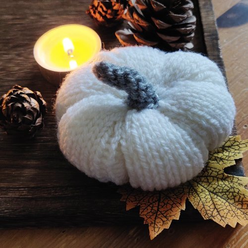 Citrouille décorative automne en laine couleur blanc écru et gris halloween pumpkin  idée cadeau miss perles
