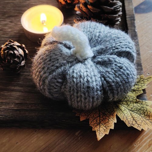 Citrouille décorative automne en laine couleur gris écru halloween pumpkin  idée cadeau miss perles