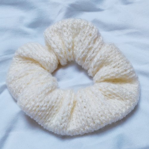 Chouchou scrunchies tricoter laine écru élastique à cheveux accessoires vintage idée cadeau miss perles