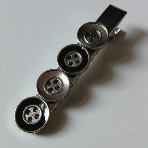 Pince pic broche à cravate argenté avec boutons gris et noirs tendance geek 