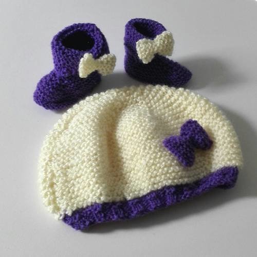 Bonnet bébé laine et chaussons laine bottes beiges et violet cadeau naissance boutique miss perles 