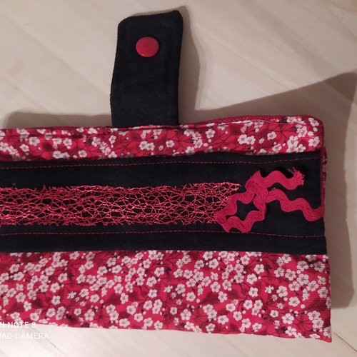 Porte chéquier porte monnaie tissu noir et rouge fleurs liberty  5 poches
