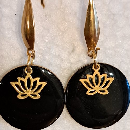 Boucles d'oreille géométrique disque  émaillé noir et lotus en acier inoxydable