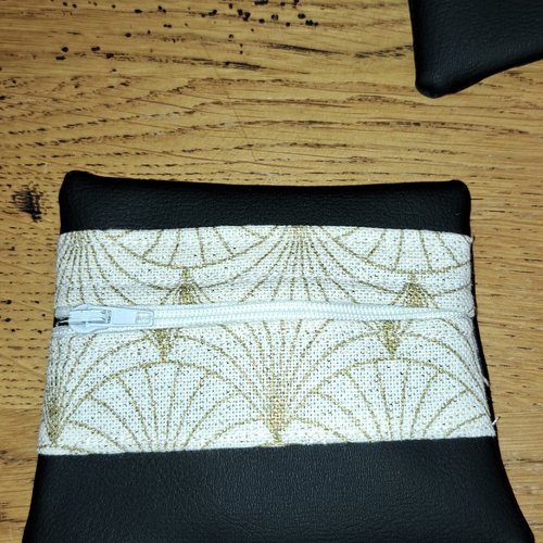 Porte monnaie en similicuir noir et tissu crème et or