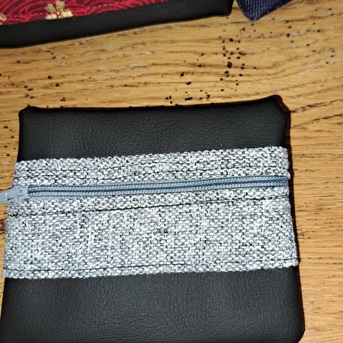 Porte monnaie en similicuir noir et tissu gris