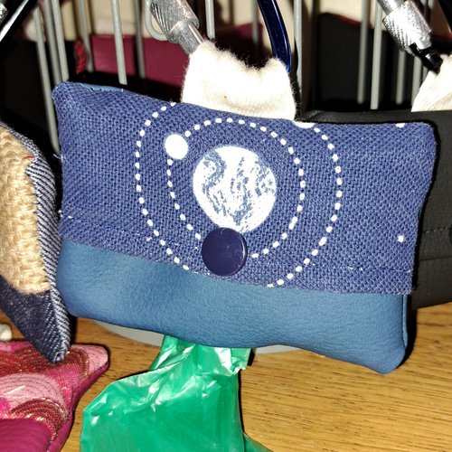 Pochette pour rouleau sacs à déjection chien  bleu motif planète