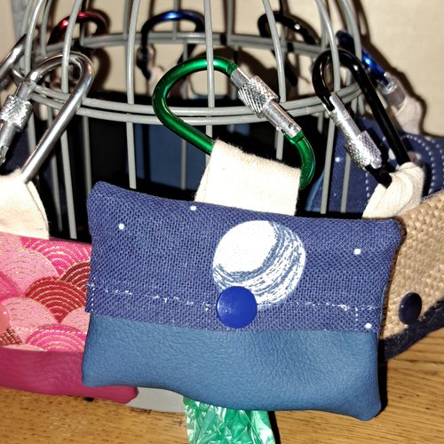 Pochette pour rouleau sacs à déjection chien  bleu motif planète