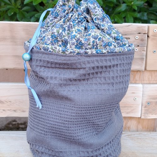 Pochon rond fermé par lien bleu et perles de verre