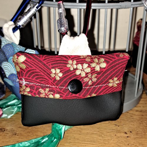 Pochette pour rouleau sacs à déjection chien  noir et rouge