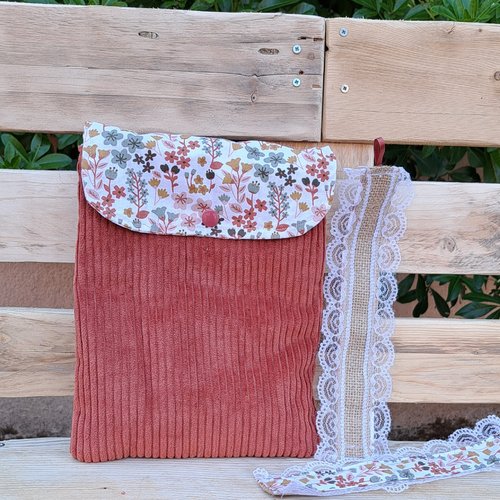Pochette à livre molletonnée 25 cm /19 cm avec marque page