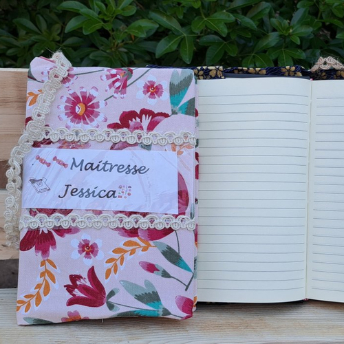 Protège carnet  personnalisable avec le carnet et signet