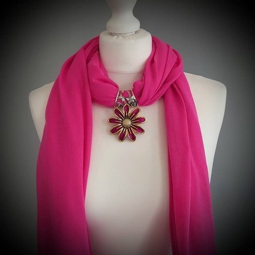 Écharpe foulard avec son bijou