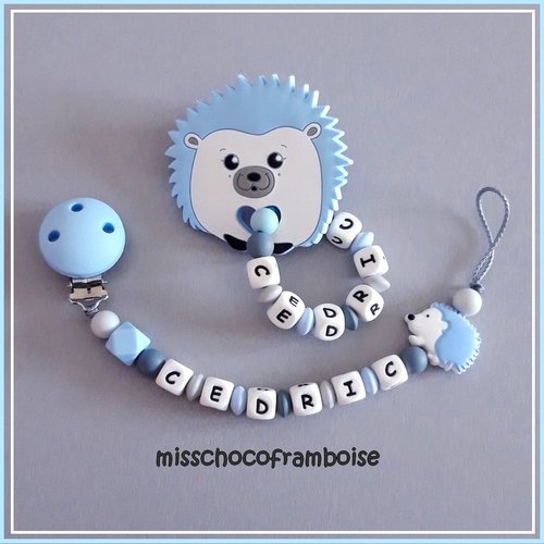 coffret trio attache tétine personnalisable et anneau de dentition en  silicone et jouet à suspendre couleur moutarde / bleu/ crochet/attache