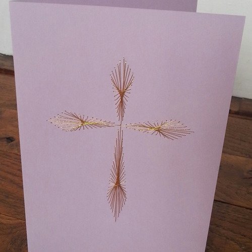 Carte brodée main d'une croix doré