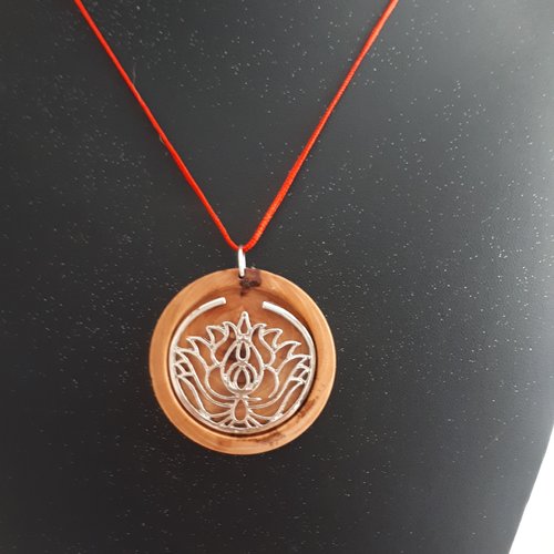 Collier avec pendentif fleur de lotus