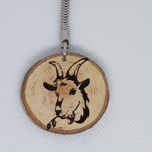 Porte clé en bois gravé d'une chèvre