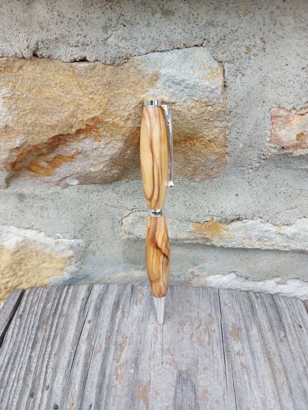 Stylo à bille en bois d'olivier. Des stylos à bille avec un corps
