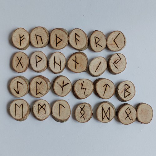 Runes de futhark en bois d'aubépine