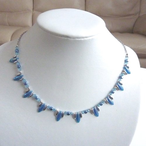 Collier plastron dagues bleues et cristal